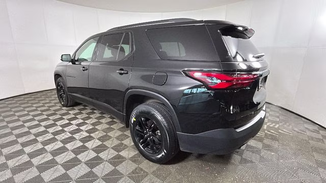 2022 Mosaic Black Metallic Chevrolet Traverse LT FWD SUV