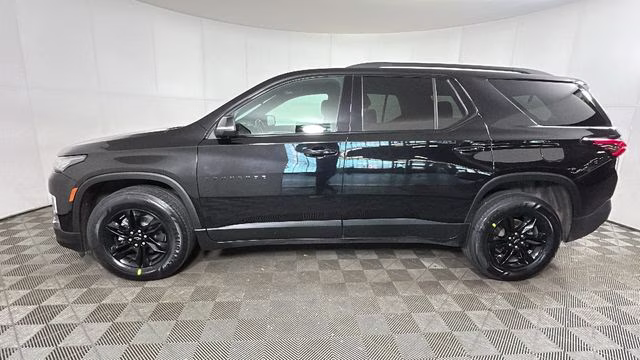 2022 Mosaic Black Metallic Chevrolet Traverse LT FWD SUV