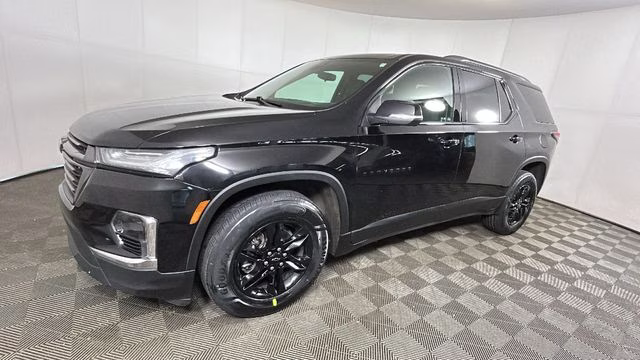 2022 Mosaic Black Metallic Chevrolet Traverse LT FWD SUV