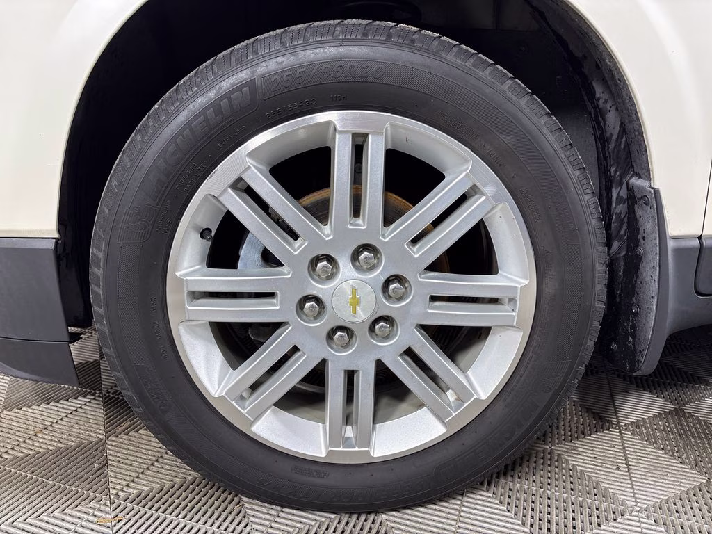 2014 White Diamond Clearcoat Chevrolet Traverse LT FWD SUV
