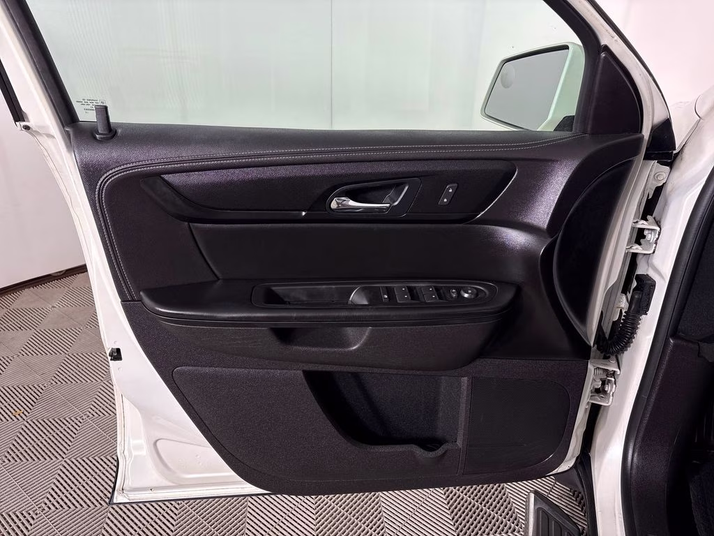2014 White Diamond Clearcoat Chevrolet Traverse LT FWD SUV