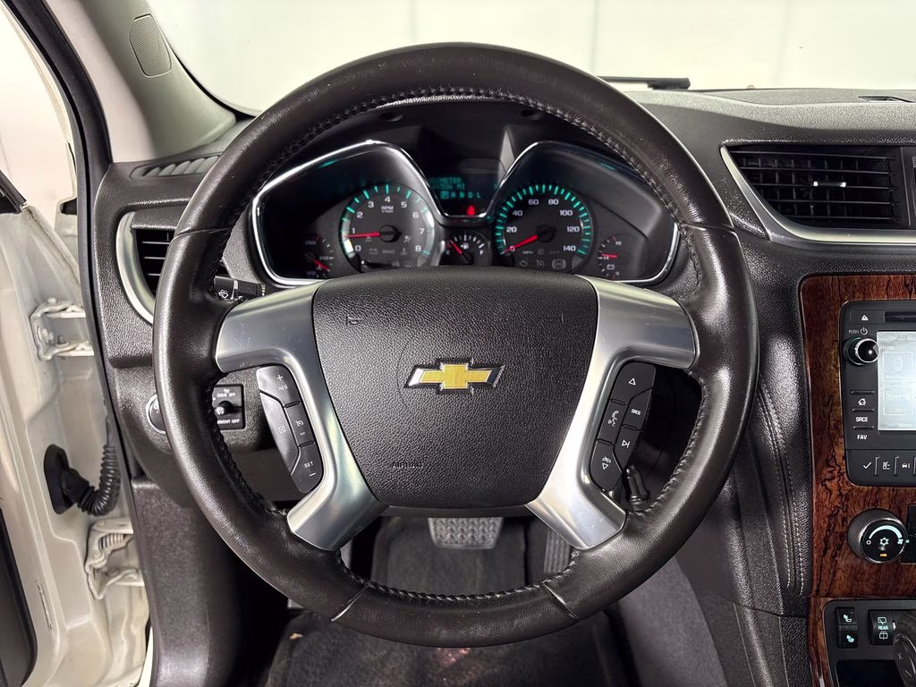 2014 White Diamond Clearcoat Chevrolet Traverse LT FWD SUV