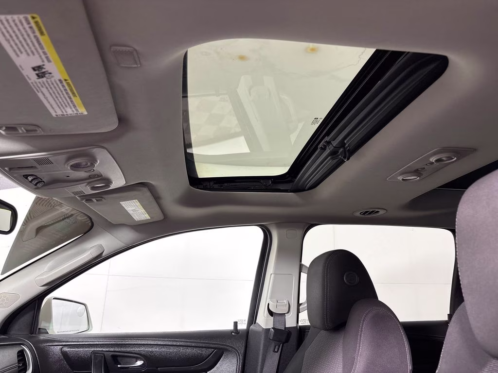 2014 White Diamond Clearcoat Chevrolet Traverse LT FWD SUV