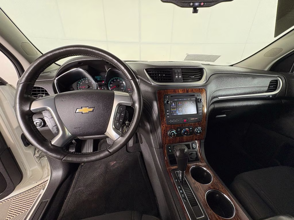 2014 White Diamond Clearcoat Chevrolet Traverse LT FWD SUV