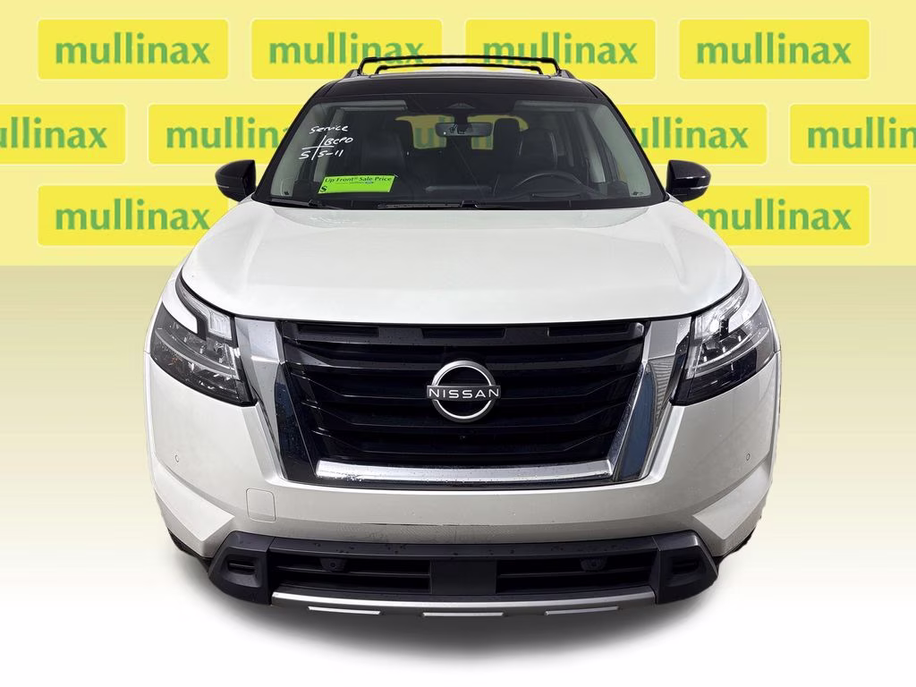 2024 Pearl White Tricoat/Super Black Nissan Pathfinder Platinum FWD SUV