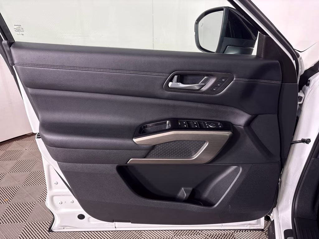 2024 Pearl White Tricoat/Super Black Nissan Pathfinder Platinum FWD SUV