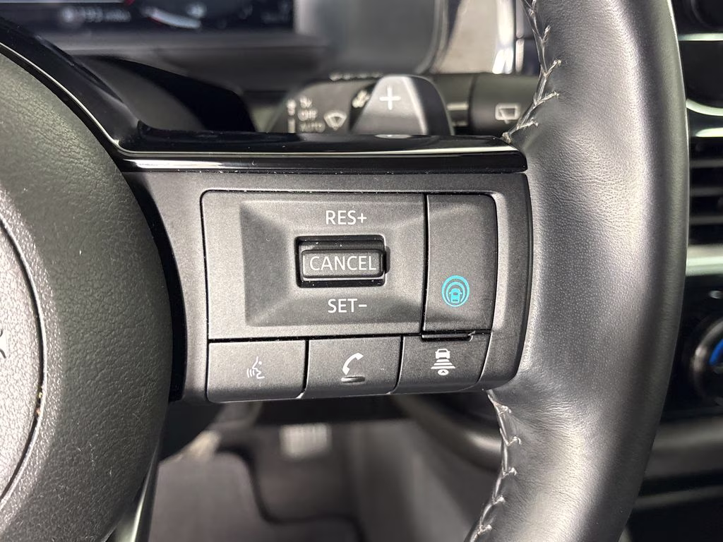 2024 Pearl White Tricoat/Super Black Nissan Pathfinder Platinum FWD SUV