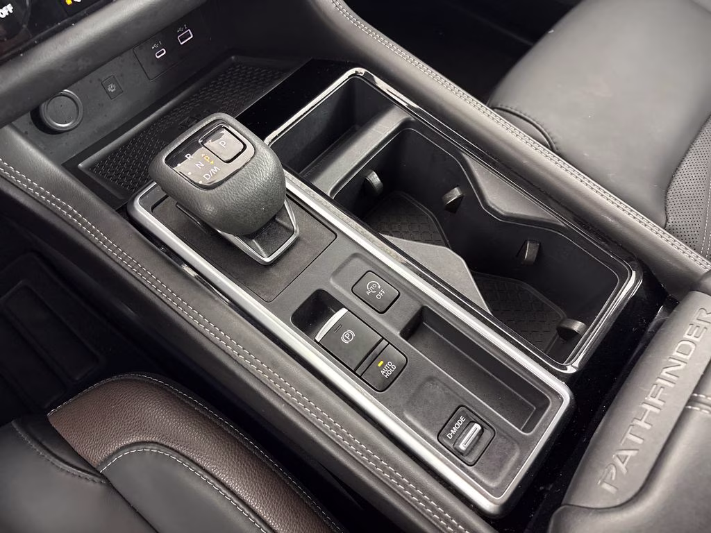 2024 Pearl White Tricoat/Super Black Nissan Pathfinder Platinum FWD SUV