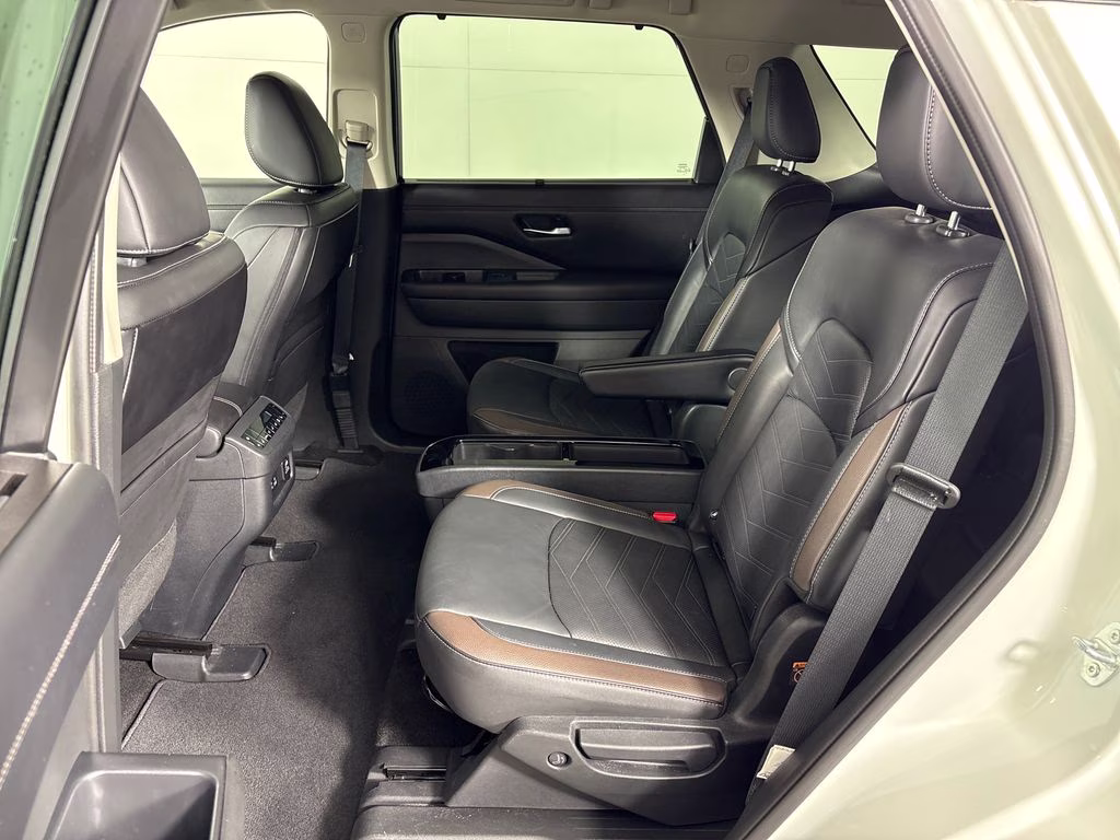 2024 Pearl White Tricoat/Super Black Nissan Pathfinder Platinum FWD SUV