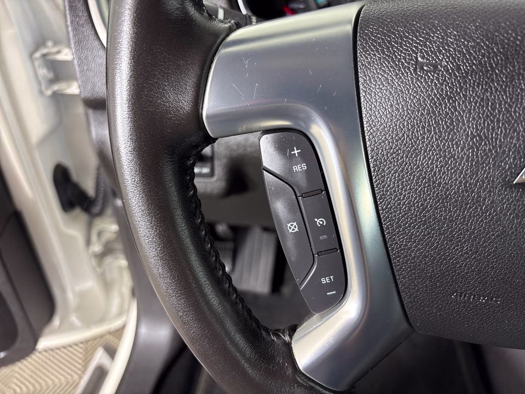 2014 White Diamond Clearcoat Chevrolet Traverse LT FWD SUV