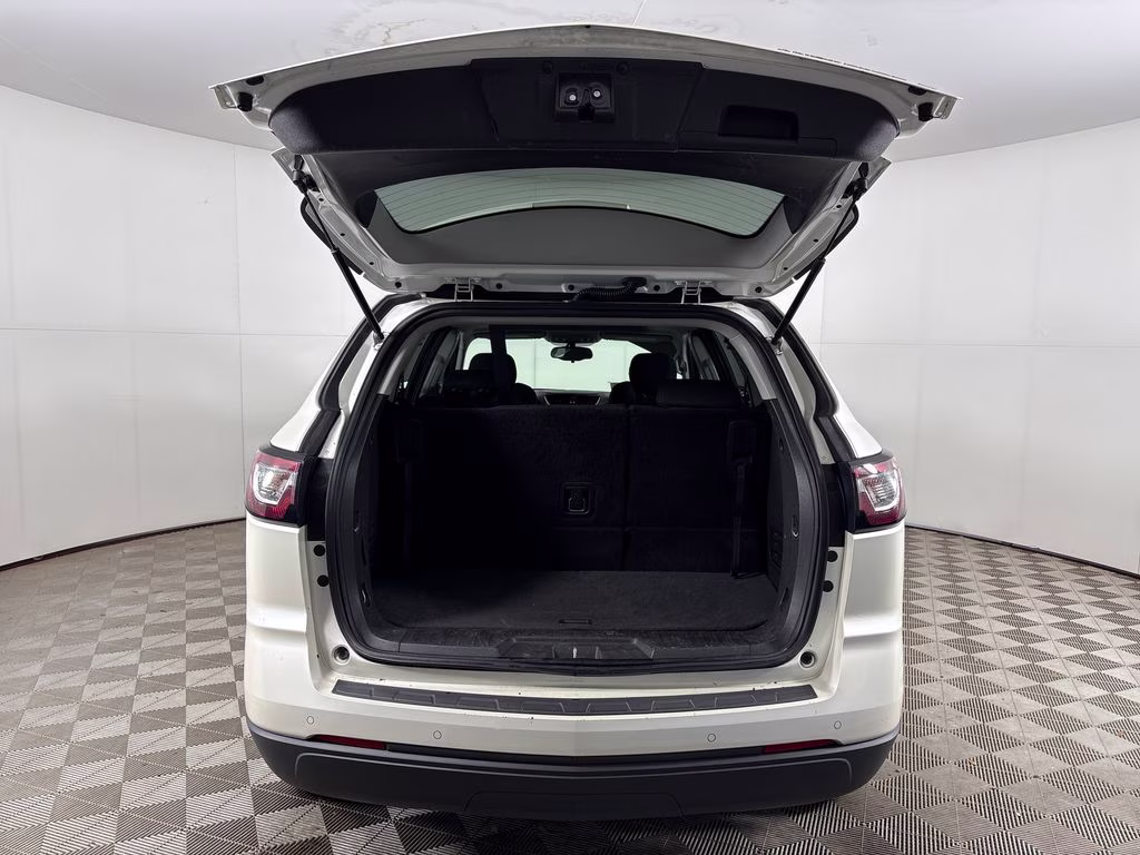 2014 White Diamond Clearcoat Chevrolet Traverse LT FWD SUV