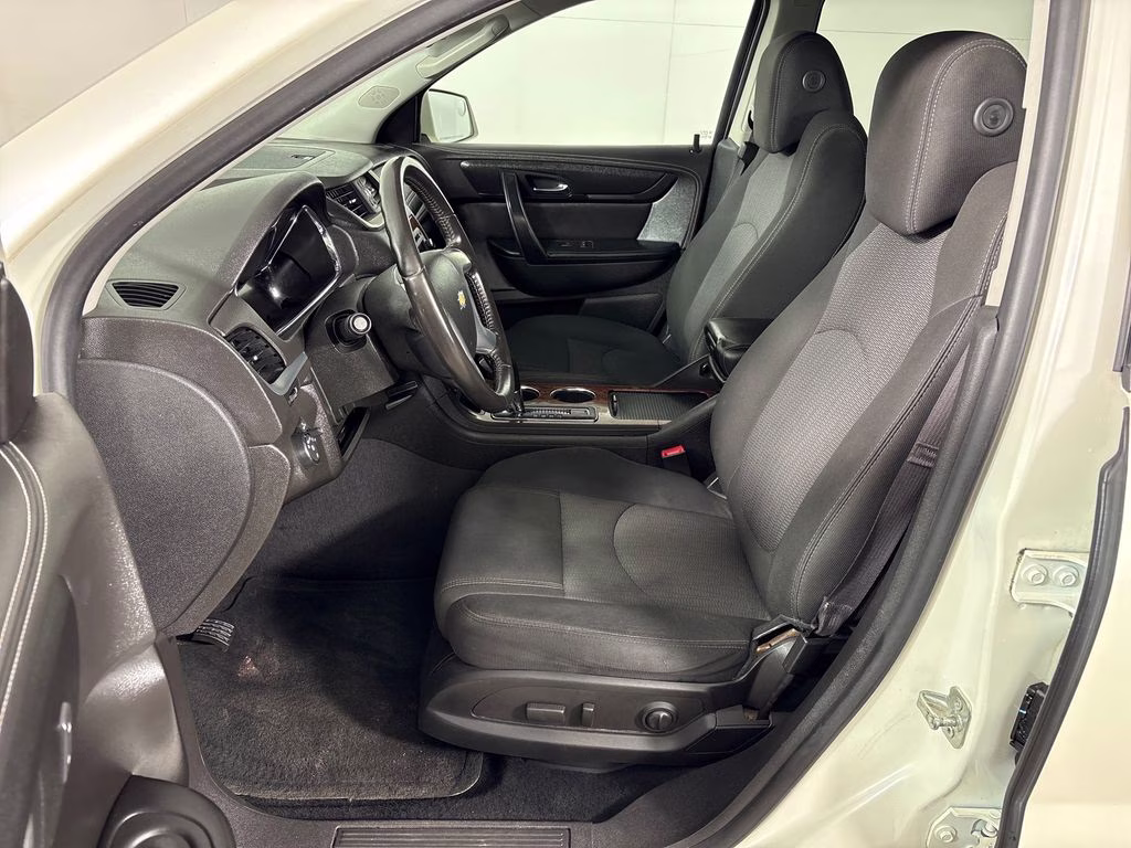 2014 White Diamond Clearcoat Chevrolet Traverse LT FWD SUV
