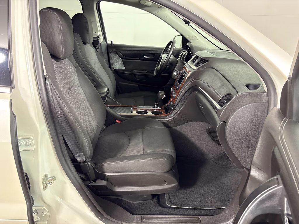 2014 White Diamond Clearcoat Chevrolet Traverse LT FWD SUV