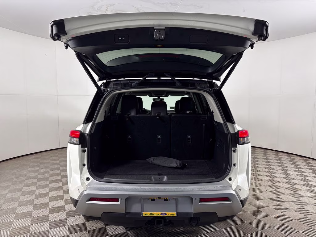 2024 Pearl White Tricoat/Super Black Nissan Pathfinder Platinum FWD SUV