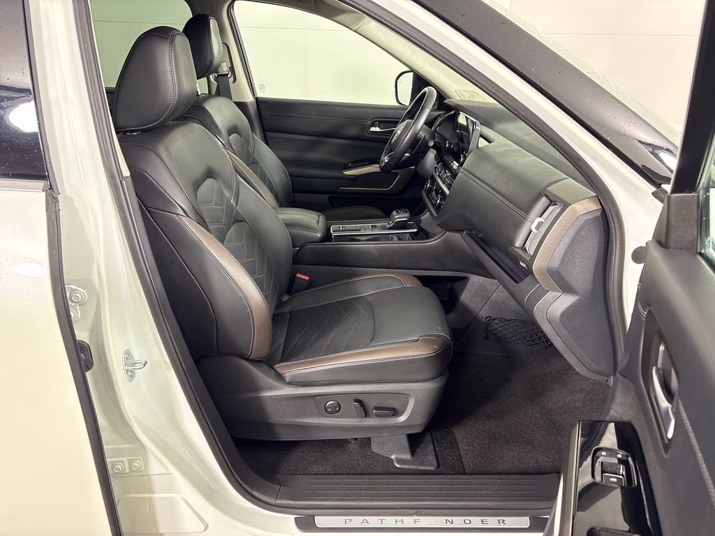 2024 Pearl White Tricoat/Super Black Nissan Pathfinder Platinum FWD SUV