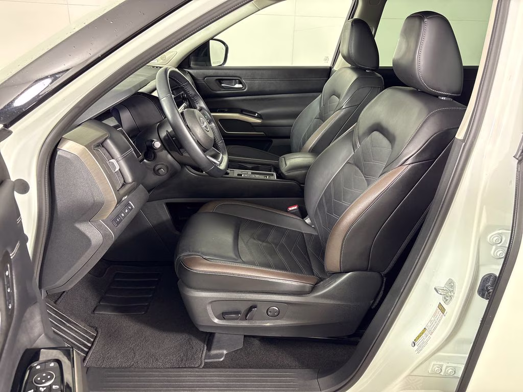 2024 Pearl White Tricoat/Super Black Nissan Pathfinder Platinum FWD SUV