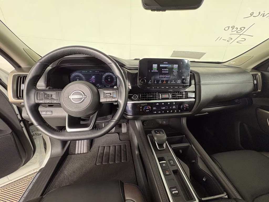 2024 Pearl White Tricoat/Super Black Nissan Pathfinder Platinum FWD SUV
