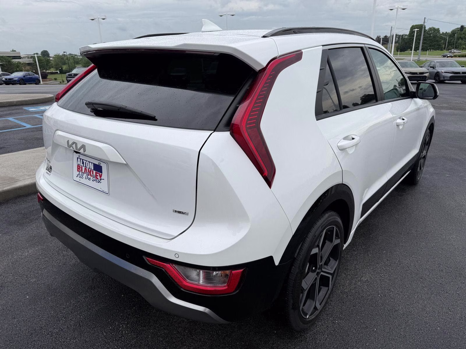 2023 Snow White Pearl Kia Niro EX Touring FWD SUV