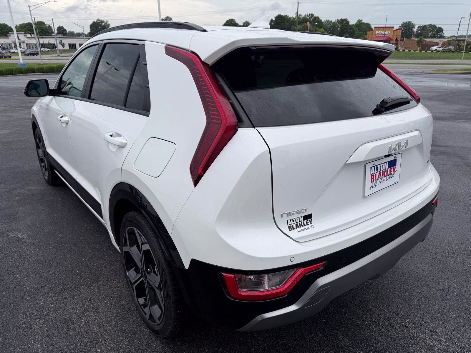 2023 Snow White Pearl Kia Niro EX Touring FWD SUV