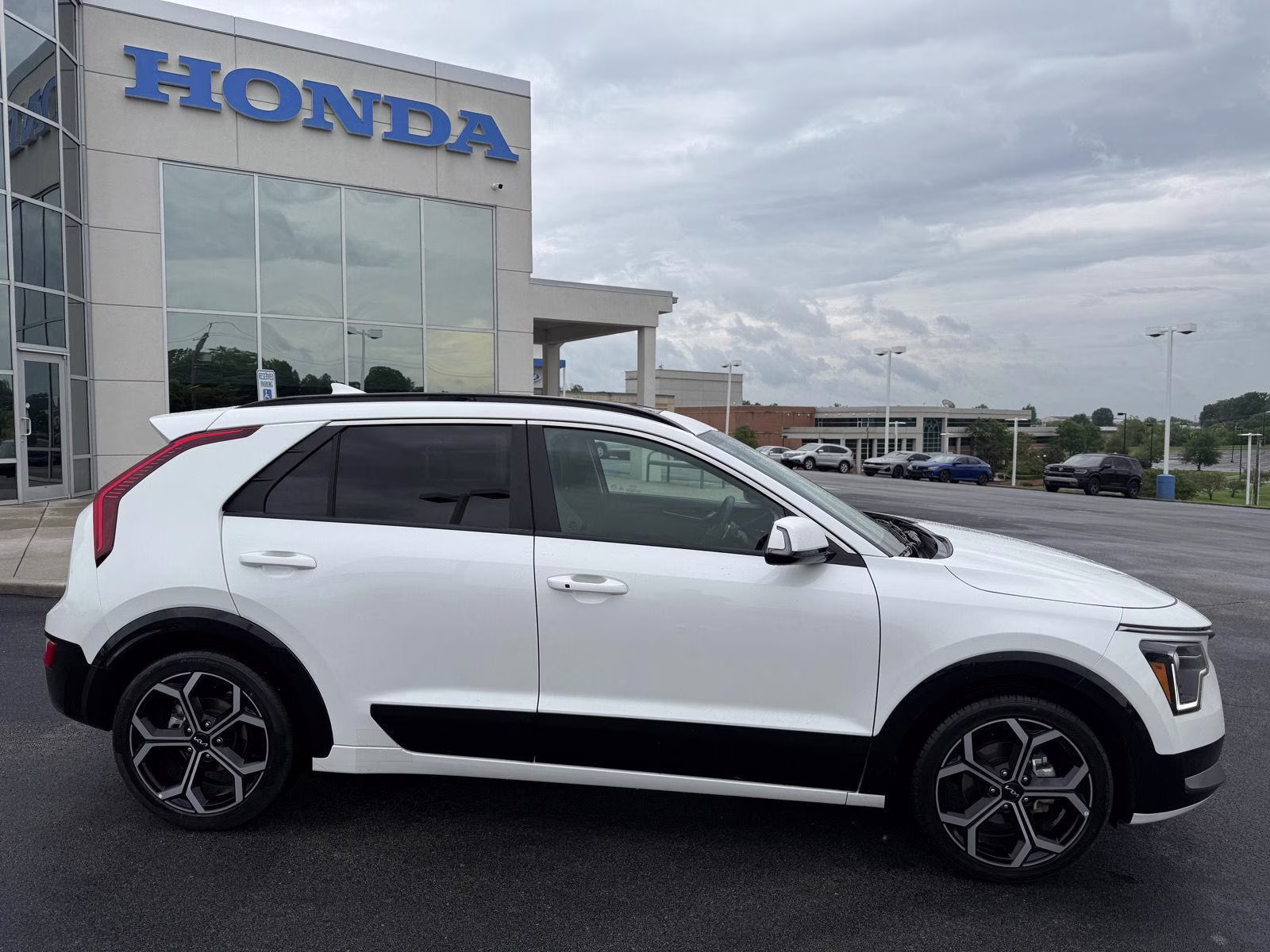 2023 Snow White Pearl Kia Niro EX Touring FWD SUV