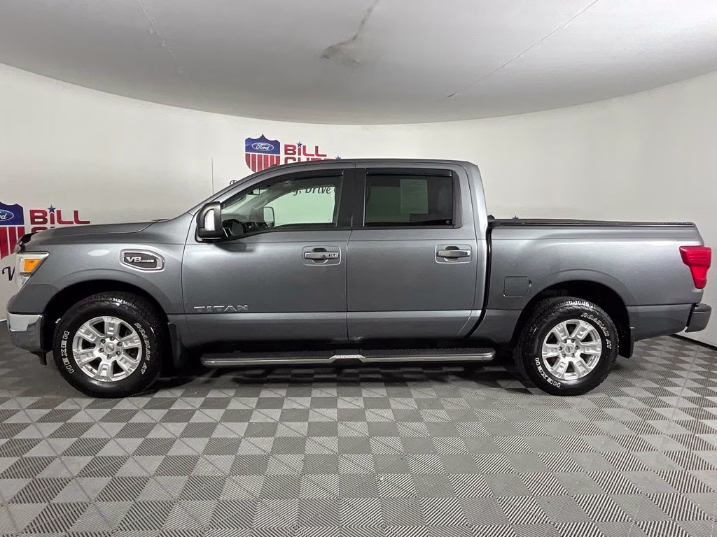 2017 Gun Metallic Nissan Titan SV 4X4 Truck