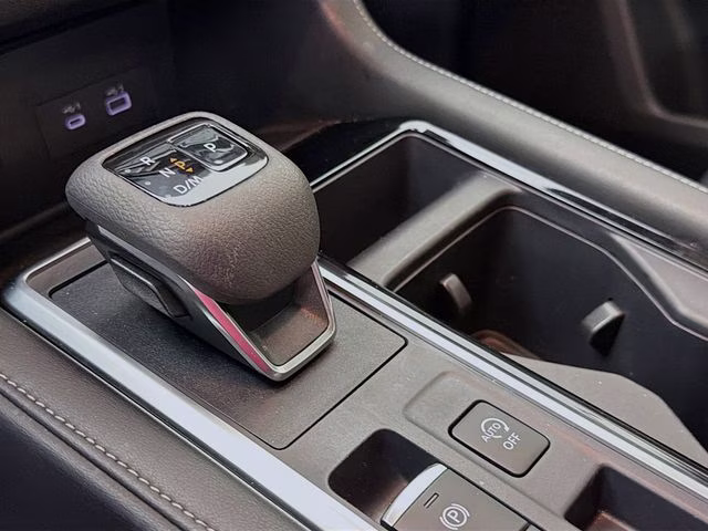 2024 Brilliant Silver Metallic Nissan Pathfinder SL FWD SUV