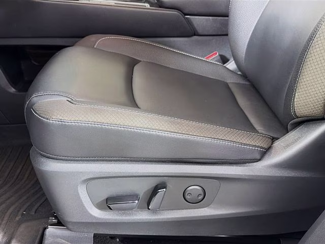 2024 Brilliant Silver Metallic Nissan Pathfinder SL FWD SUV