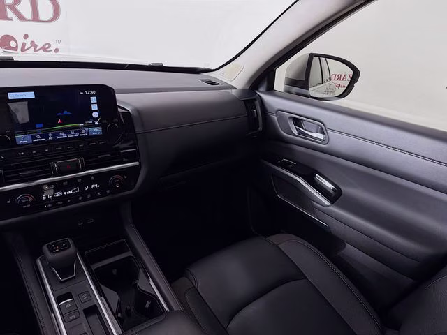 2024 Brilliant Silver Metallic Nissan Pathfinder SL FWD SUV