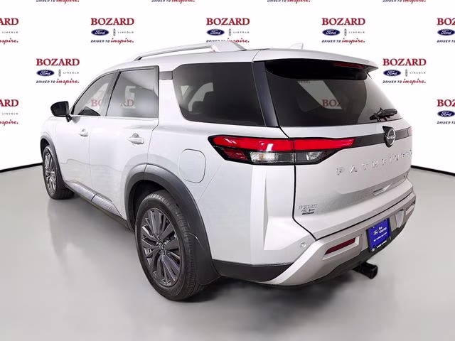 2024 Brilliant Silver Metallic Nissan Pathfinder SL FWD SUV