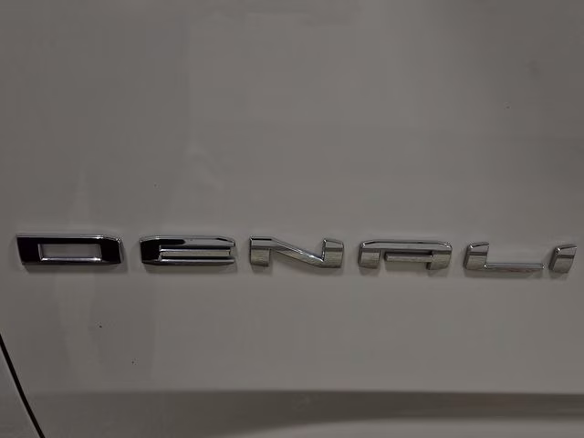 2022 White Frost Tricoat GMC Yukon XL Denali 4X4 SUV