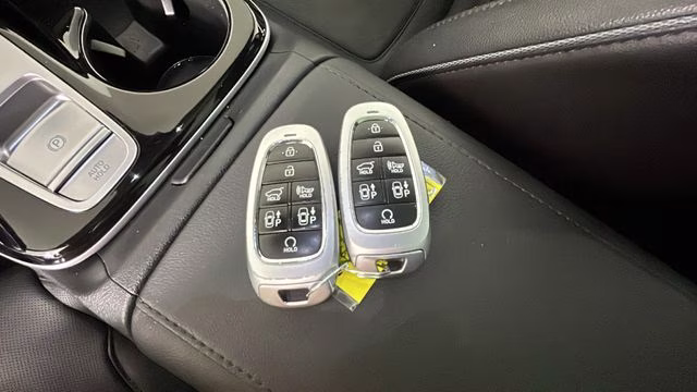 2023 Shimmering Silver Hyundai Tucson Limited AWD SUV