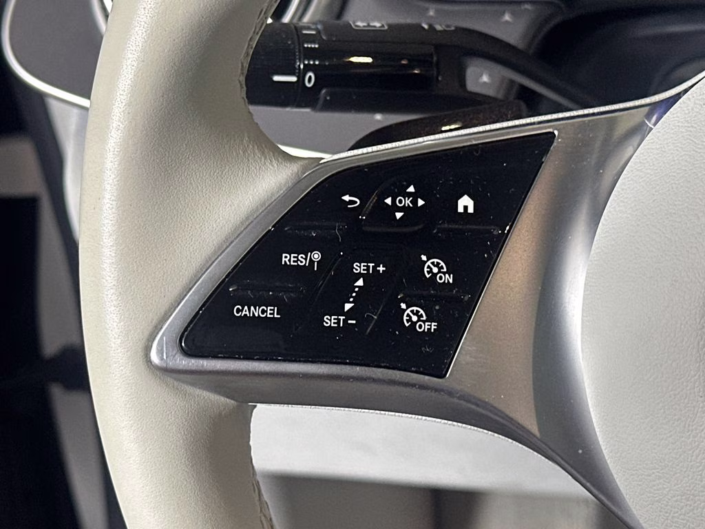2023 MANUFAKTUR Moonlight White Metallic Mercedes-Benz EQE 350+ Sedan RWD Sedan