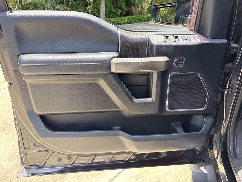 2020 Black Metallic Ford Super Duty F-250 SRW Lariat 4X4 Truck