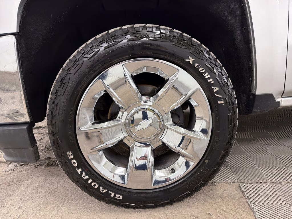 2017 Silver Ice Metallic Chevrolet Silverado 1500 LT 4X4 Truck