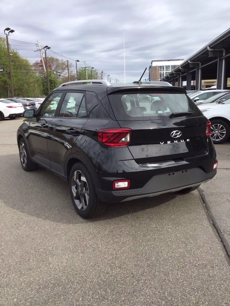 2025 Onyx Black Hyundai Venue SEL FWD SUV