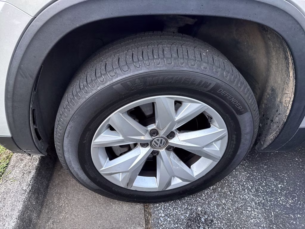 2019 Reflex Silver Metallic Volkswagen Atlas 3.6L V6 SE FWD SUV