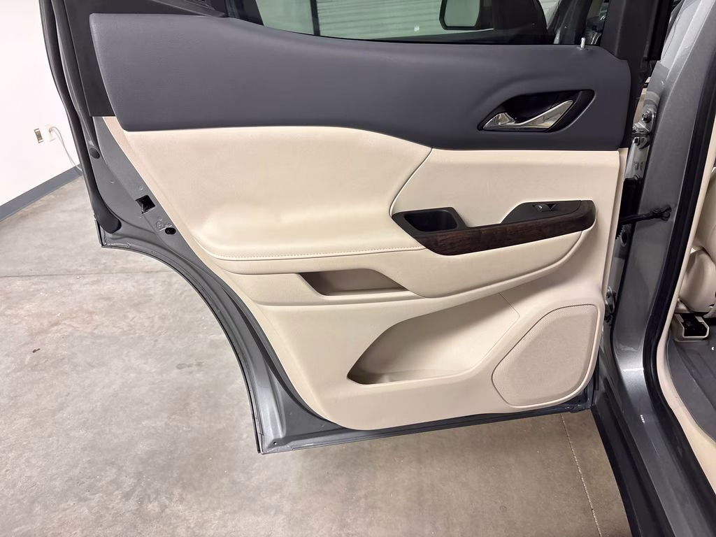 2023 Sterling Metallic GMC Acadia Denali FWD SUV
