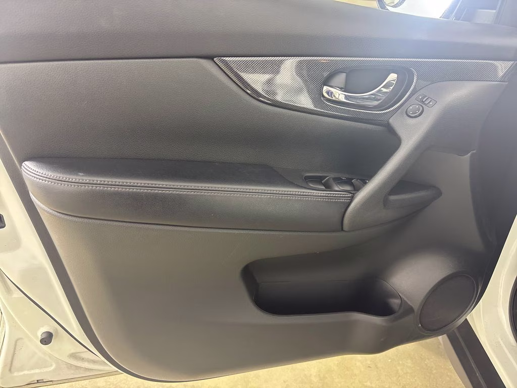 2016 Pearl White Nissan Rogue SL FWD SUV