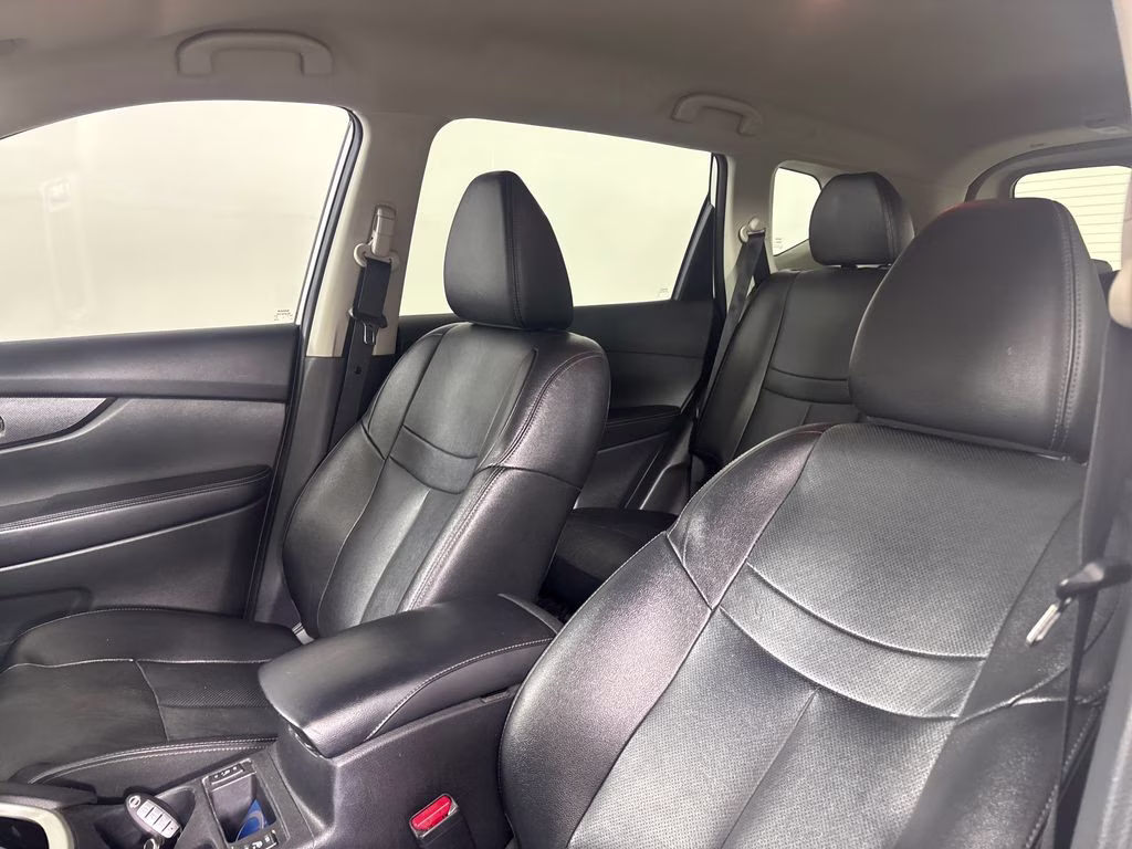 2016 Pearl White Nissan Rogue SL FWD SUV