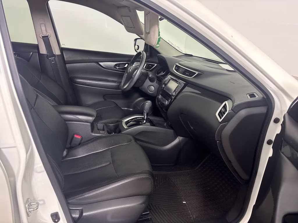2016 Pearl White Nissan Rogue SL FWD SUV