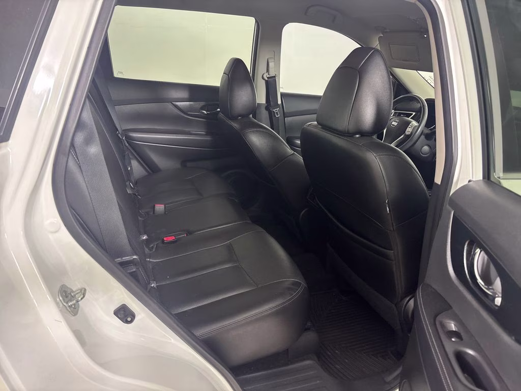 2016 Pearl White Nissan Rogue SL FWD SUV