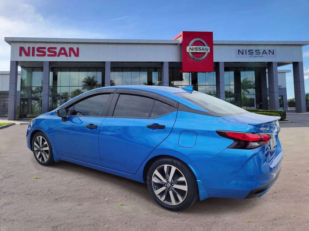 2020 Electric Blue Metallic Nissan Versa 1.6 SR FWD Sedan