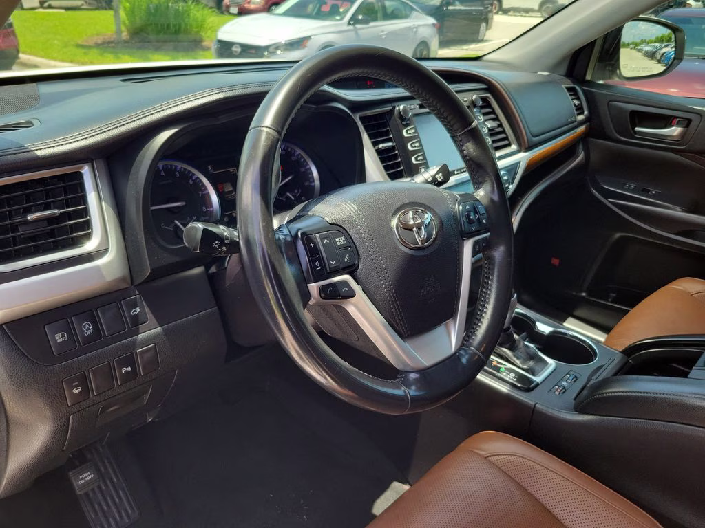 2018 Blizzard Pearl Toyota Highlander Limited FWD SUV