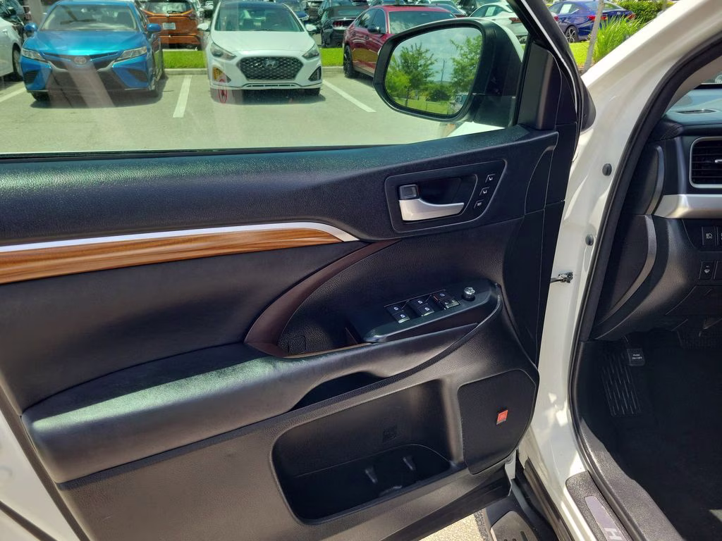 2018 Blizzard Pearl Toyota Highlander Limited FWD SUV