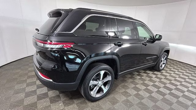 2024 Diamond Black Crystal Pearlcoat Jeep Grand Cherokee 4xe 4X4 SUV