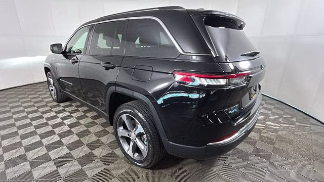 2024 Diamond Black Crystal Pearlcoat Jeep Grand Cherokee 4xe 4X4 SUV