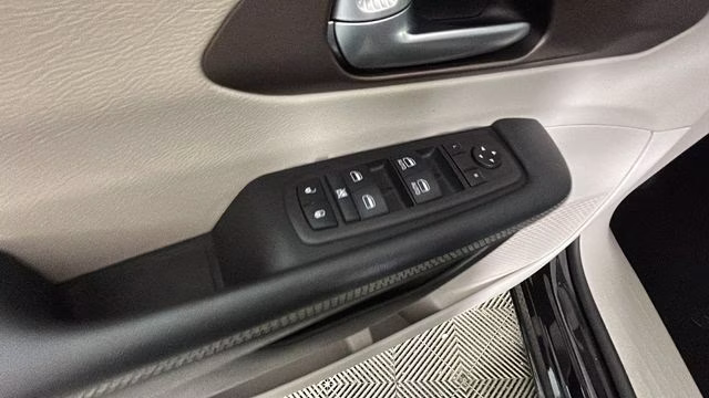 2024 Diamond Black Crystal Pearlcoat Chrysler Voyager LX FWD Van