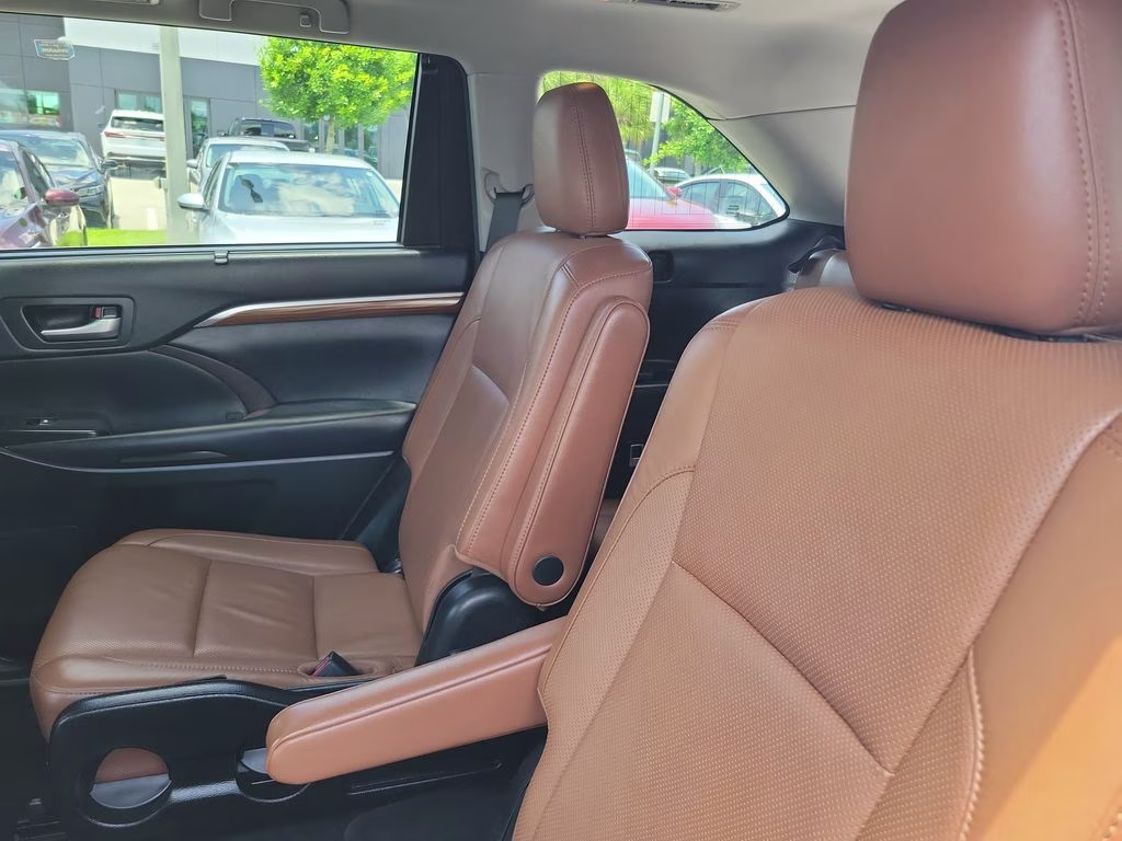 2018 Blizzard Pearl Toyota Highlander Limited FWD SUV
