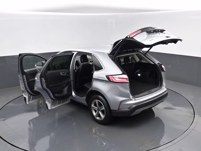 2022 Silver Metallic Ford Edge SEL AWD SUV