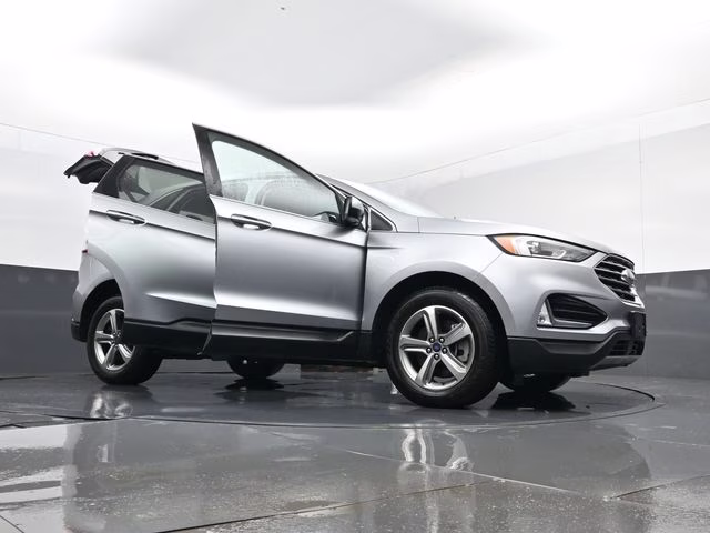 2022 Silver Metallic Ford Edge SEL AWD SUV